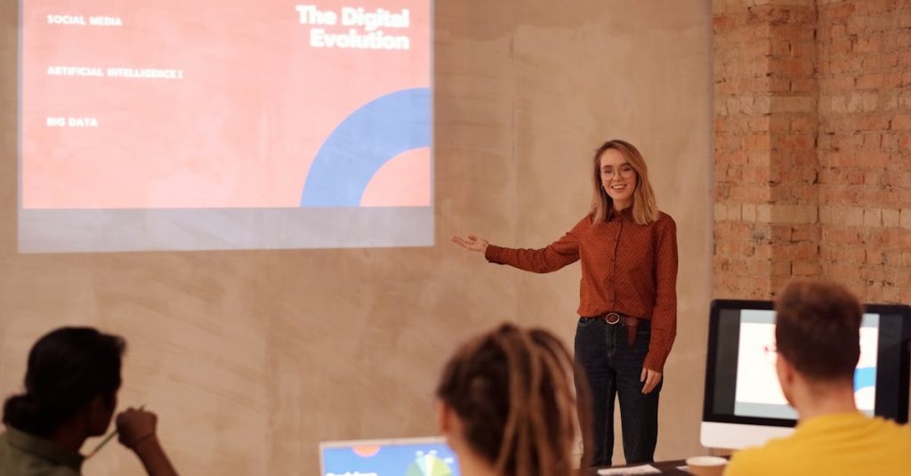 Pessoa analisando crescimento em redes sociais no celular