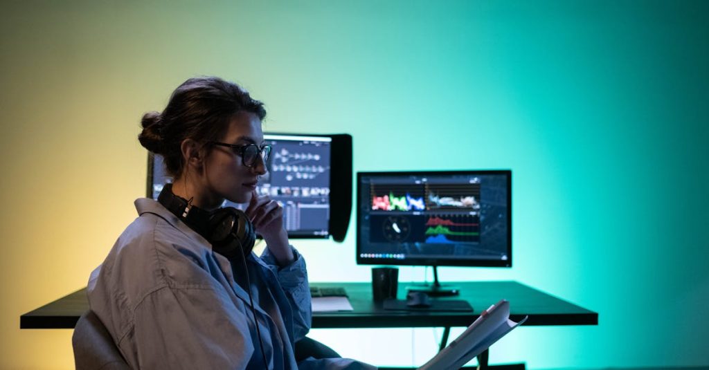 Pessoa analisando dados de redes sociais em gráfico no computador