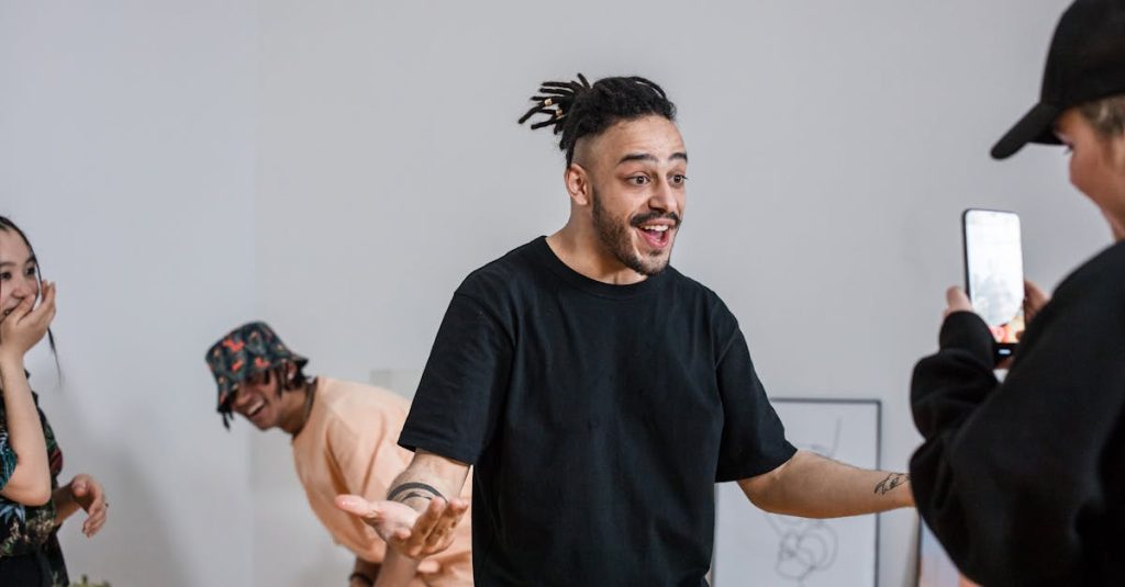 Pessoa criando vídeo criativo para TikTok usando smartphone