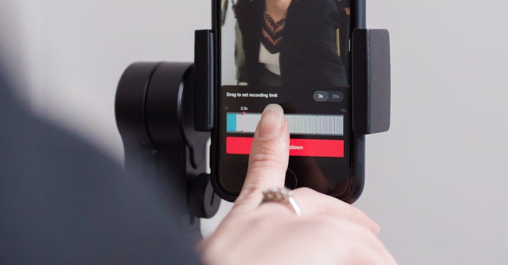 Pessoa interagindo com checklist digital sobre engajamento no TikTok