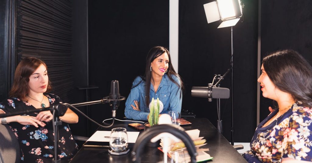 Pessoa interagindo com múltiplas redes sociais e gráficos digitais