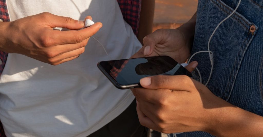 Pessoa interagindo com redes sociais em ambiente digital