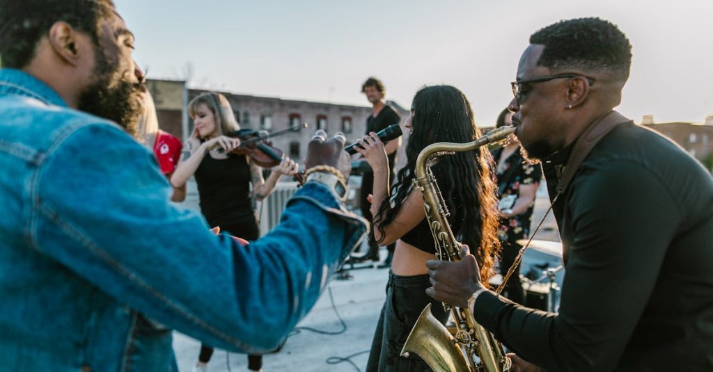 Pessoa interagindo com vídeos no TikTok em um smartphone