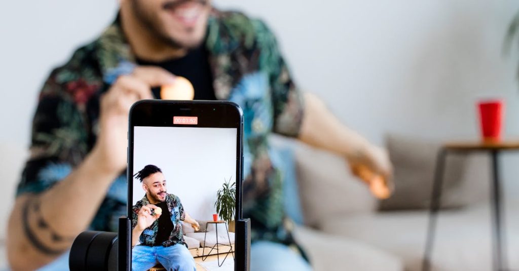 Pessoa participando de desafio regional no TikTok com celular na mão