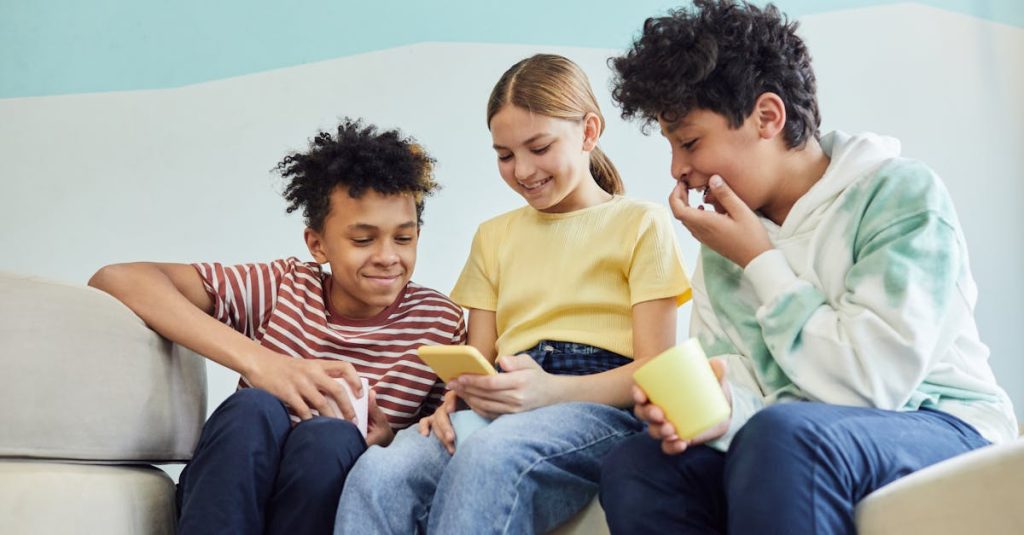 Pessoa preocupada observando queda de seguidores nas redes sociais
