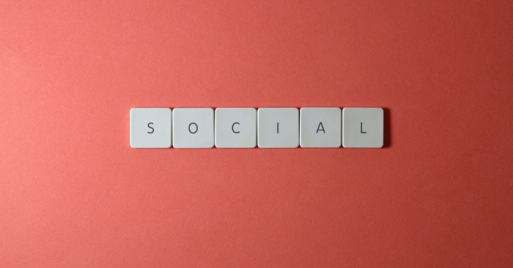 Pessoa preocupada olhando para gráficos de queda no engajamento das redes sociais