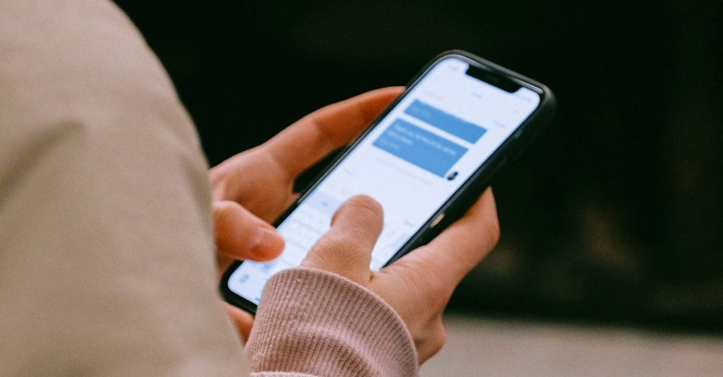 Pessoa usando celular com ícones de automação e redes sociais ao redor