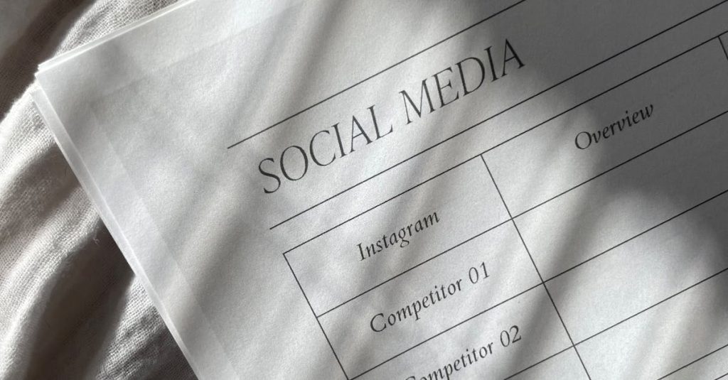 Pessoa usando celular para criar stories interativos no Instagram
