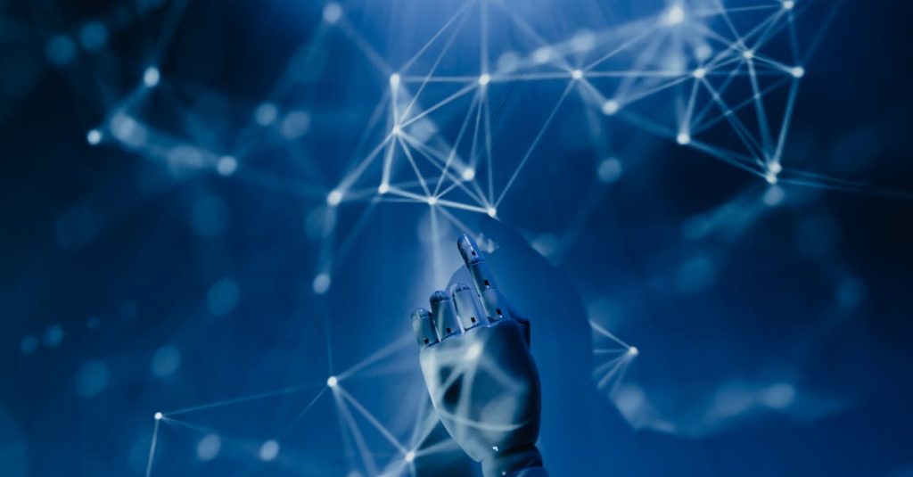 Pessoa usando smartphone com símbolos de inteligência artificial e automação ao redor
