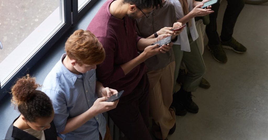 Pessoa utilizando smartphone para estratégias de marketing em redes sociais