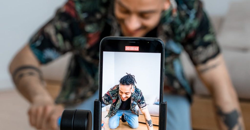 Tela de smartphone com gráficos de engajamento e ícones de ferramentas digitais