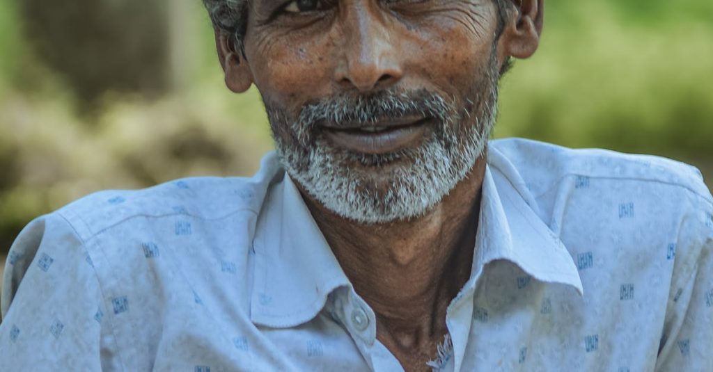 Criador de conteúdo local produzindo vídeo com câmera e celular